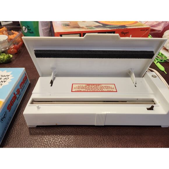 1976 DAZEY SEAL-A-MEAL Model 8000 with Original‎ Box Works inc. extra bags - Picture 9 of 15
